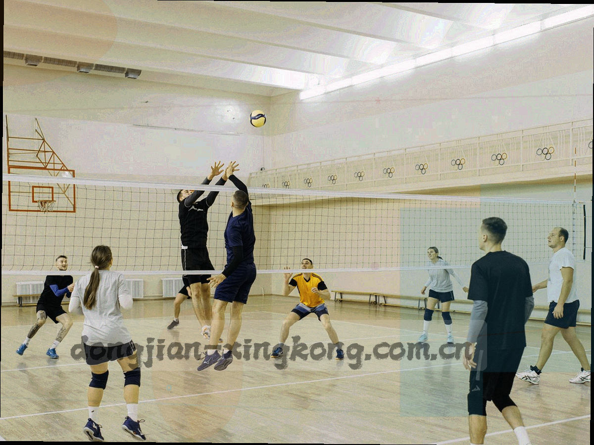 绿色足球场边线，有速度感模糊